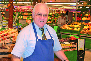 Manfred Gebauer in der Obst- und Gemüseabteilung