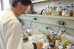 Mitarbeiter bei Arbeiten im Labor