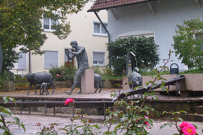 Bronze Figuren am Rathausbrunnen