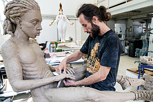 Bildhauer beim Modellieren an einer Skulptur