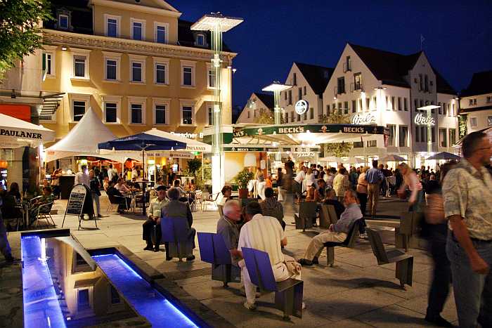 Stadtfest am Abend auf dem Marktplatz