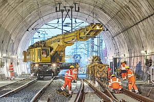 Bauarbeiten beim Gleisbau in einem Tunnelabschnitt